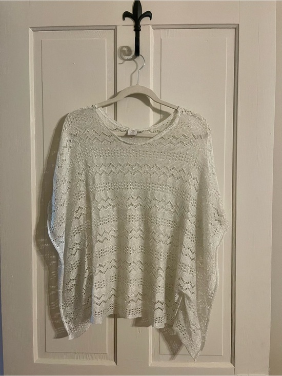2 Chic Luxe Tops - Ladies white topper with sparkle